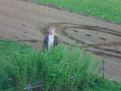 Person in der angelegten Gartenform auf offenem Boden