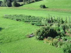 Gewachsener Blumen- und Gemüsegarten in geschwungener Form